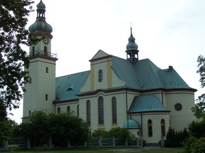 Neobarokowy kościół w Gliwicach-Ostropie, parę metrów od późnogotyckiego