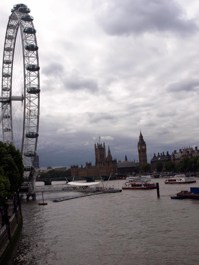 Londyn 14 widok na London Eye od strony Tamizy