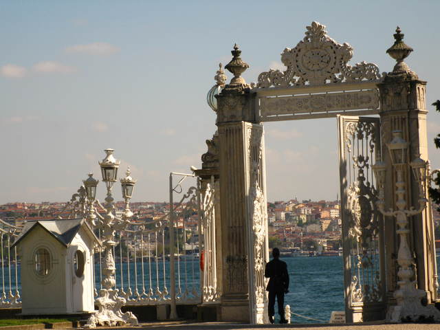Strażnik w bramie Dolmabahce Palace