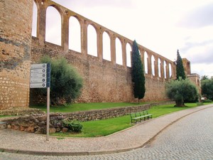 mury przy bramie Portas de Beja