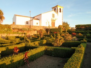 kościółek Igreja Matriz w otoczeniu zieleni