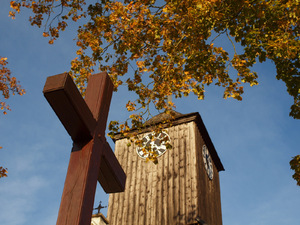 Krzyż i wieża kościoła
