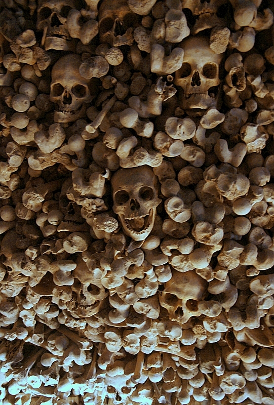 Wamba czaszki i kości w dawnym klasztorze