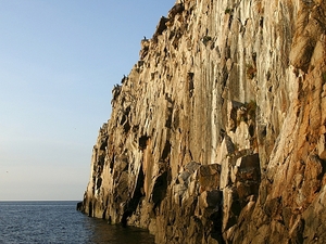 Skaliste wybrzeże Bornholmu przy Jons Kapel