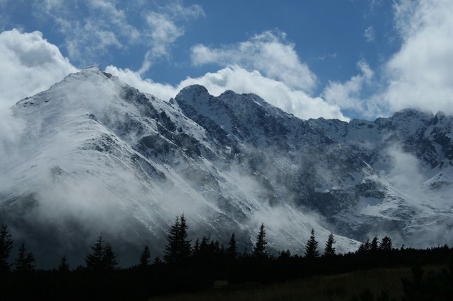 Widok na Tatry z Hali Gąsienicowej.