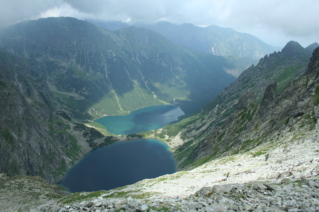 Widok z Buli pod Rysami. Czarny Staw pod Rysami i Morskie Oko.
