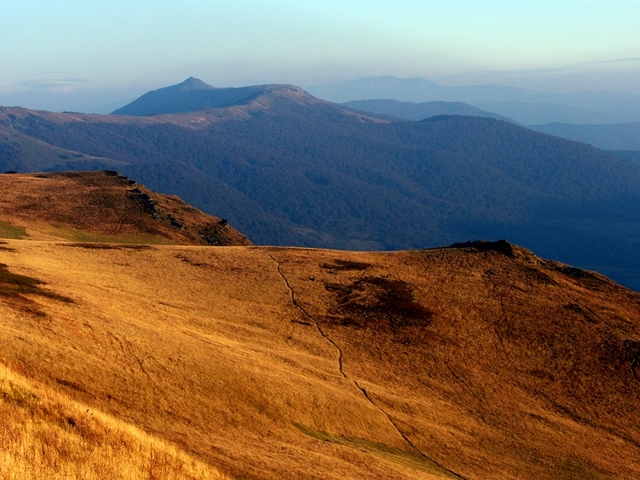 Widok spod Starostyny na grań Pikuja; Bieszczady Wschodnie