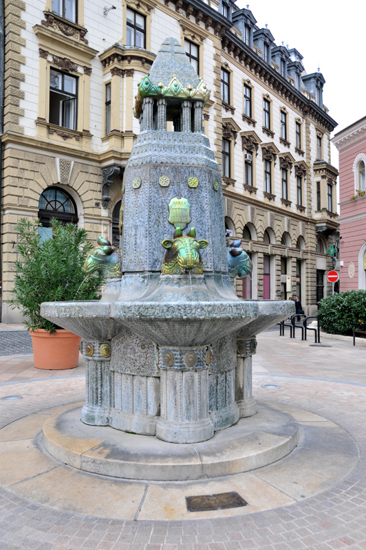 Pecs  52 Rynek fontanna Zsolnay 