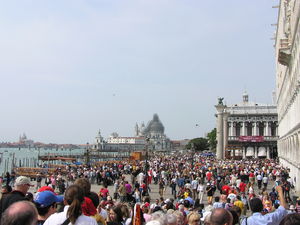 Tłumy wokół Pałacu Dożów