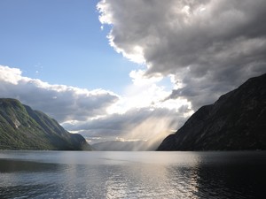 Norweskie góry nad fiordem