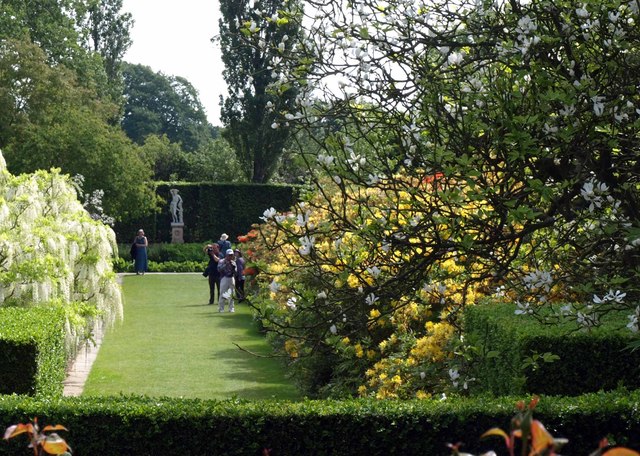 34 sissinghurst castle garden 
