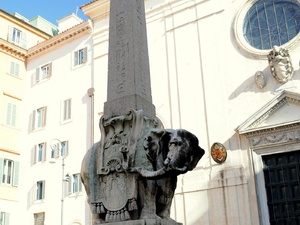 Obelisk wsparty na słoniu