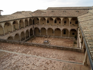 Bazylika św. Franciszka - dziedziniec klasztoru (widok z okna)