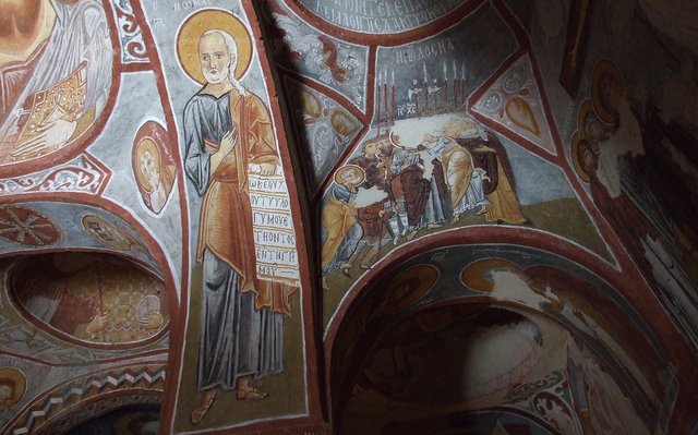 Wnętrze jednego z kościołów w zespole świątyń skalnych w Goreme