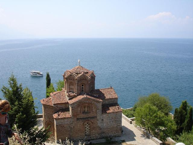 Piękna mała cerkiew i jezioro