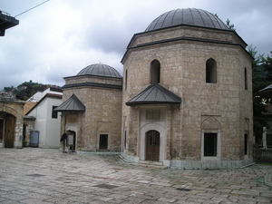 Mauzoleum Gazi Husrev-Bega (z przodu) i Murat-Bega (z tyłu)