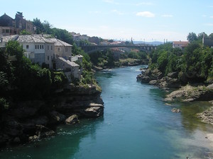 Widok na rzekę Naretwę z kamiennego mostu