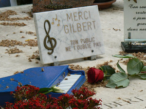 Père-Lachaise - Paryż, grób Gilberta Bécauda
