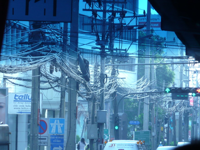 Plątanina kabli na słupach w Bangkoku