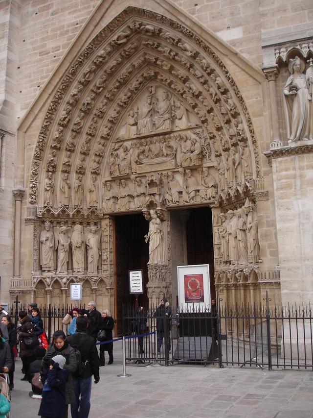 Wejście do Katedry Notre Dame