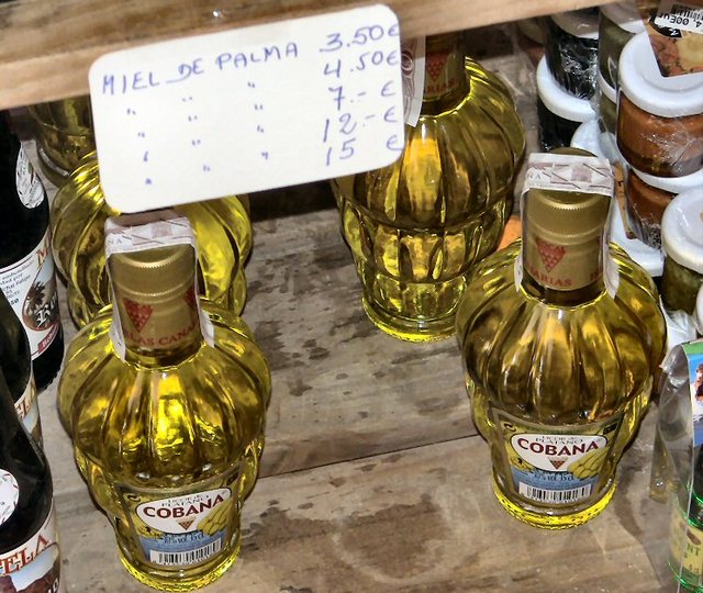 W sklepach na  haciendach  można  zaopatrzyć się w  miejscowe  wyroby. Jakby  choćby ten likier z soków  palmowych.