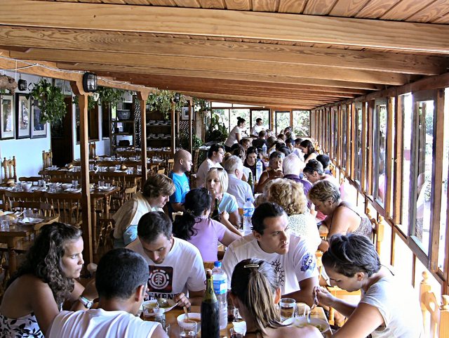 W tej restauracji w  Agulo  można  też poznać jedyny w  swoim  rodzaju  język używany na  wyspie. Jest  to  język  gwizdany - el  silbo  gomero.