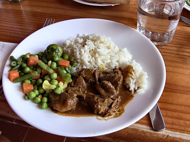 W Agulo postój na lunch. Do tego  miejscowe  wino tinto.