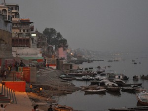 Varanasi, zmierzch nad Gangesem.
