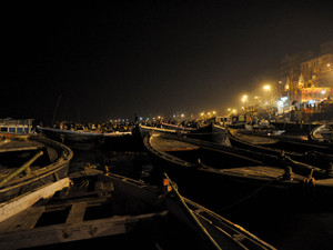 Varanasi, noc na Gangesie.