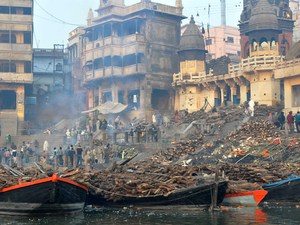 Varanasi, barki z drewnem.