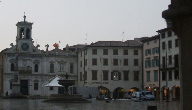Udine:  piazza e pioggia