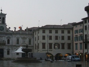 Udine:  piazza e pioggia