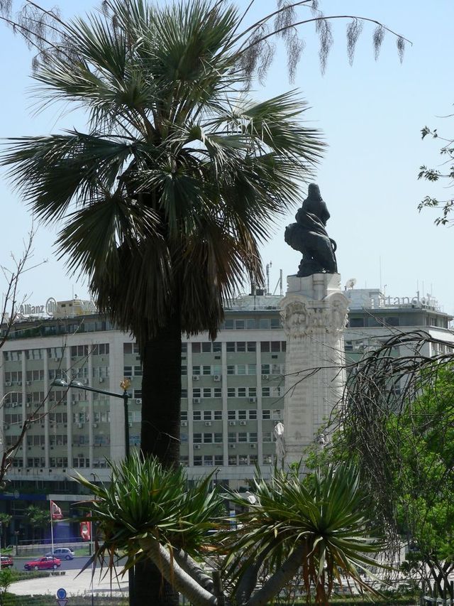 Pomnik w centrum Lizbony 