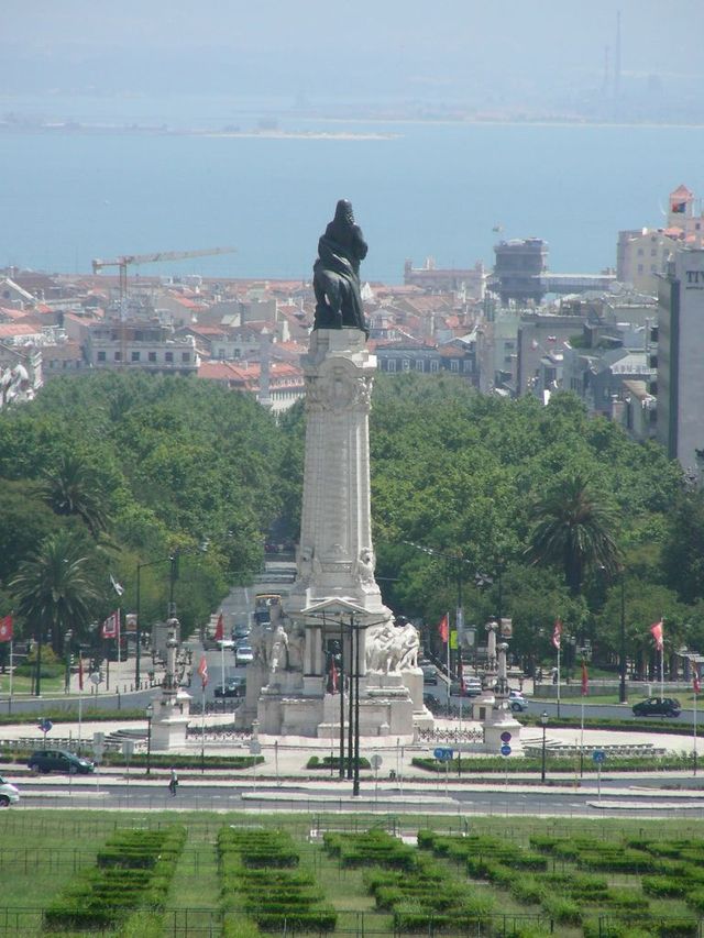 Pomnik w centrum Lizbony 
