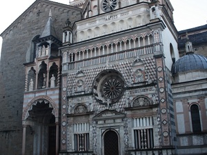 Cappella Colleoni, Piazza Duomo
