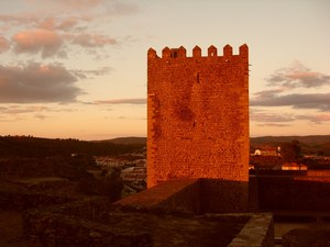 wieża zamkowa o zachodzie słońca (2)