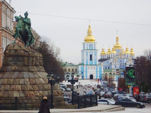 Pomnik Chmielnickiego i ulica pomiędzy soborami
