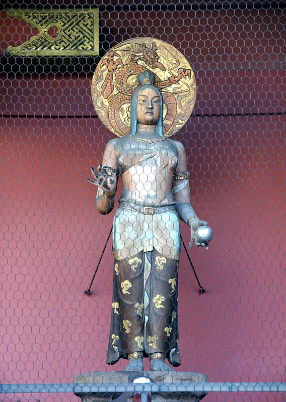 Tokio kobieca rzeźba w bramie świątyni