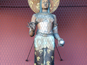 Tokio kobieca rzeźba w bramie świątyni