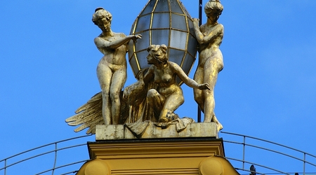 Praga secesyjna rzeźba na szczycie Hotelu Europa