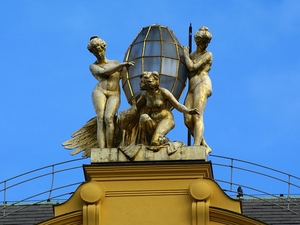 Praga secesyjna rzeźba na szczycie Hotelu Europa