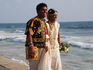 para młoda w tradycyjnych strojach ślubnych