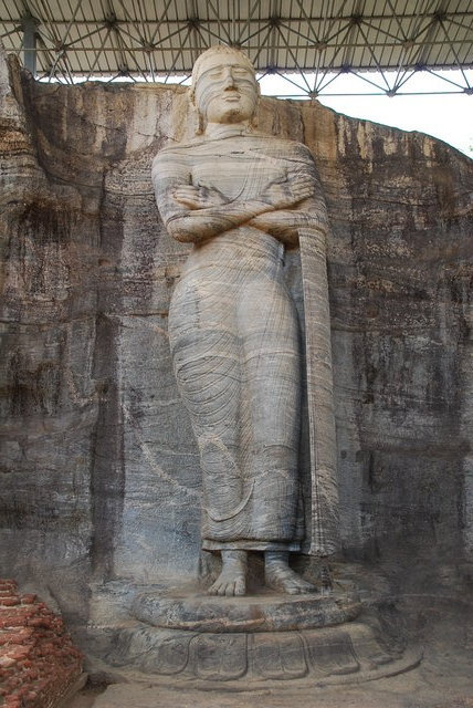 Budda stojący ze skrzyżowanymi 