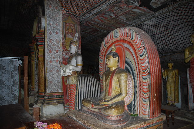 wnętrze świątyni w jaskiniach