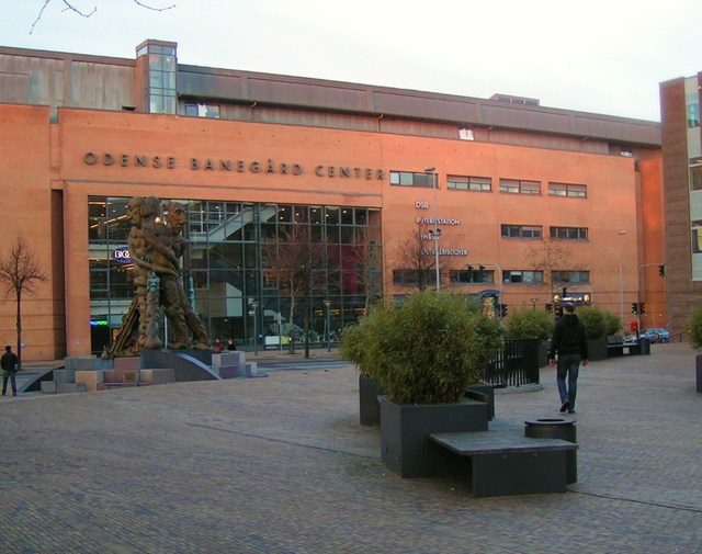 nowoczesna fasada dworca w Odense