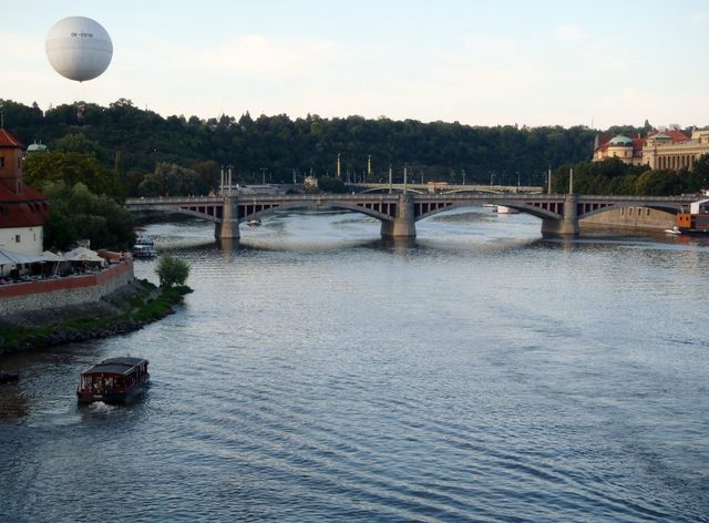polatać też można i zwiedzać Pragę od strony rzeki