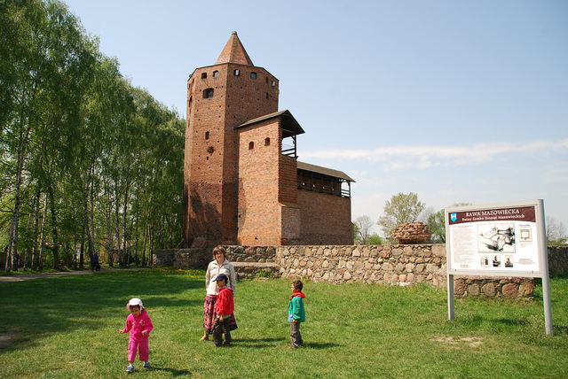 ruiny gotyckiego zamku w rawie mazowieckiej