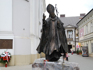 Pomnik Papieża przy Bazylice