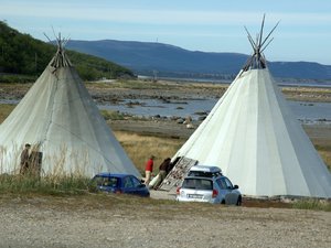 Samowskie wigwany z pamiątkami, wjazd do Norwegii 