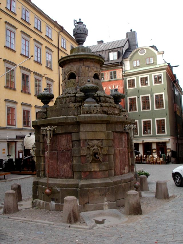 Studnia  z 1778 roku na rynku Stortorget